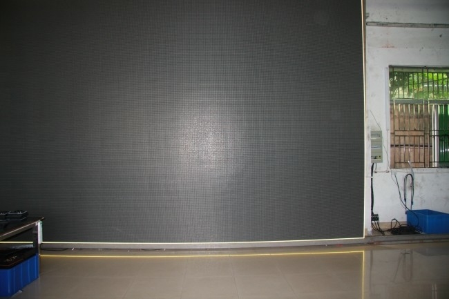Pequeño contenido rico video 800 CD/Sqm de la exhibición de pared de la echada LED P1.66mm plano